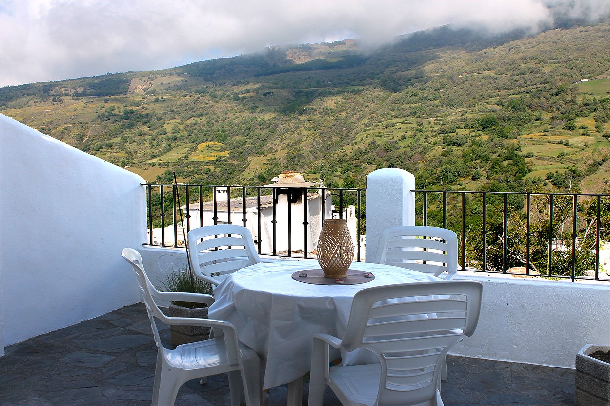 Suites con Vistas al Veleta: Lujo y Confort en Apartamentos Rurales Rosendo, Capileira